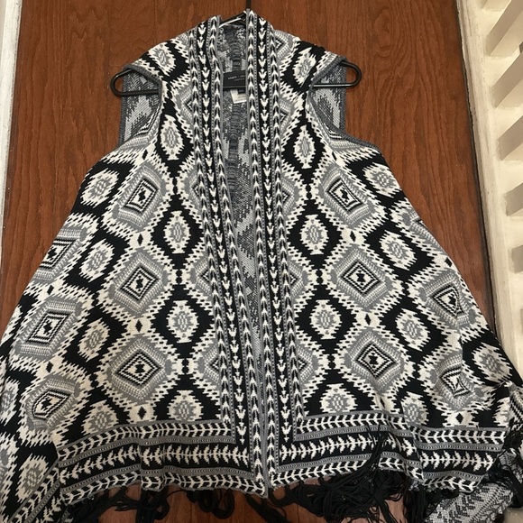 Romeo & Juliet Couture Sweaters - Romeo & Juliet Couture Monochrome Knit Vest